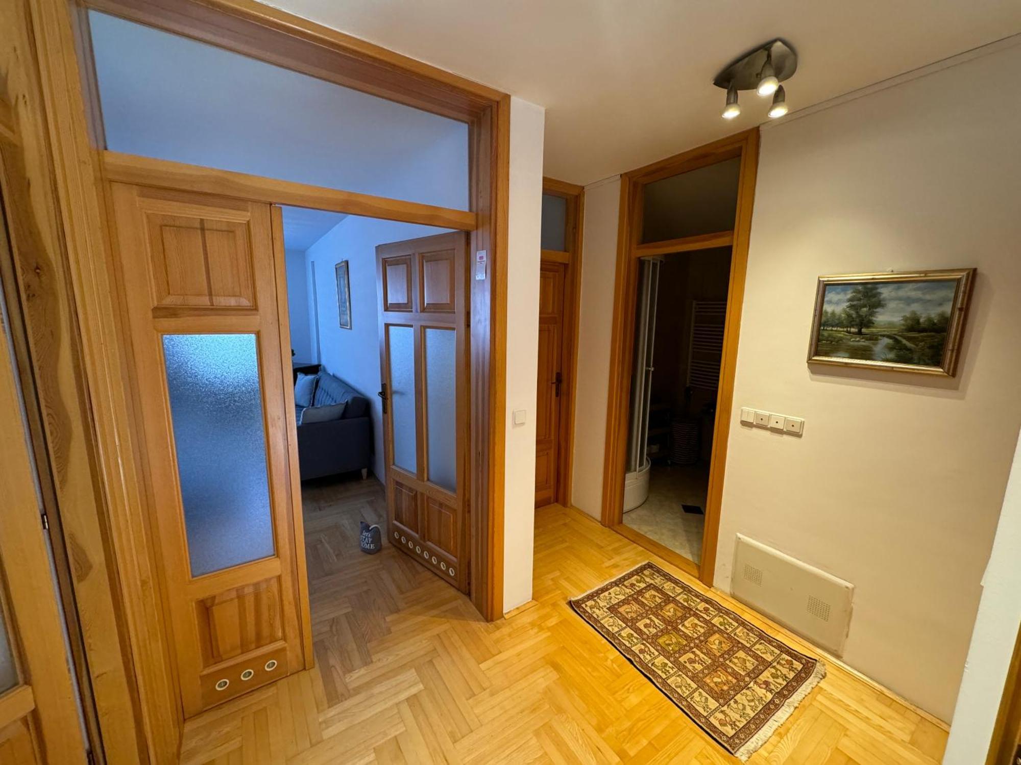 Latin Bridge - 2bdr, 80m2 In With Free Private Parking - Old Town * SJJ